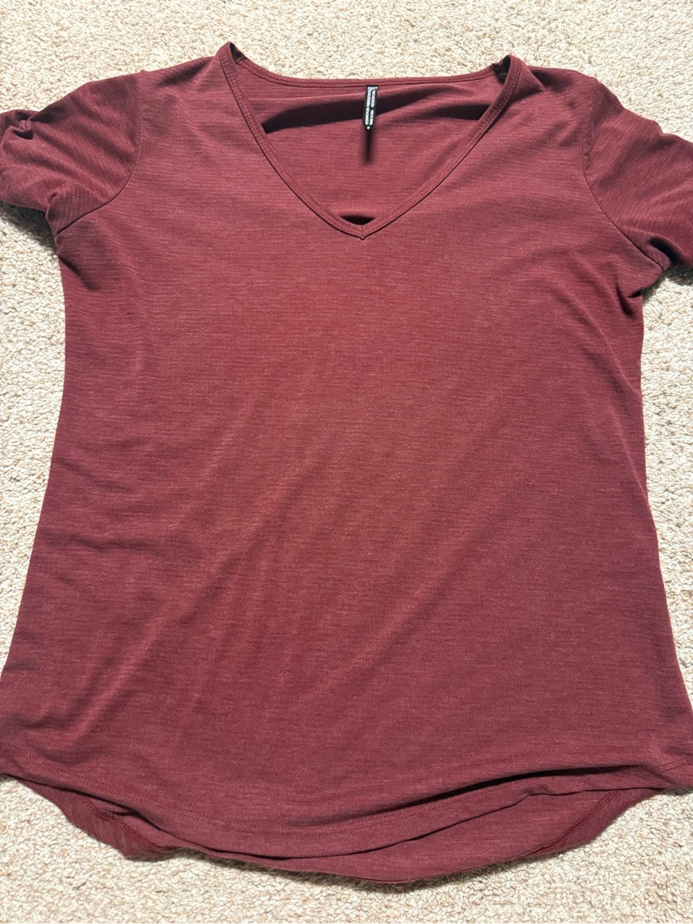 Kuhl v neck basic shirt size M burgundy top